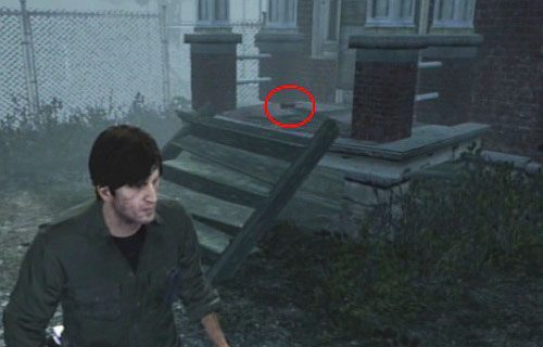 Teraz przejdź za ten domek, korzystając z przejścia/ścieżki po jego lewej stronie - Misje poboczne (1) | Silent Hill cz.1 | Silent Hill Downpour - Silent Hill: Downpour - poradnik do gry