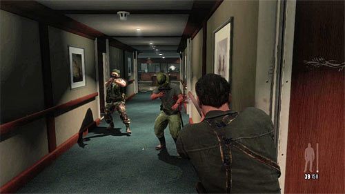 Zaczekaj aż w głównym korytarzu jednocześnie pojawi się dwóch przeciwników i dopiero wtedy wychyl się zza zasłony żeby ich zastrzelić, pomagając sobie oczywiście opcją spowolnienia czasu - Podróż do maszynowni | Rozdział XI | Solucja Max Payne 3 - Max Payne 3 - poradnik do gry