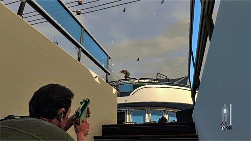 Wybierz dowolne schody prowadzące na wyższy pokład jachtu, przy czym zatrzymaj się mniej więcej w połowie drogi i kucnij (wciśnięcie lewej gałki analogowej) - Eksploracja głównego pokładu jachtu | Rozdział XI | Solucja Max Payne 3 - Max Payne 3 - poradnik do gry