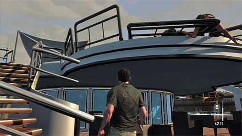 Po dotarciu do nowego pomieszczenia możesz zbadać pianino, przy czym o wiele ważniejsze jest to żeby zabrać ze stolika dwa opakowania środków przeciwbólowych - Dotarcie do mostka kapitańskiego jachtu | Rozdział XI | Solucja Max Payne 3 - Max Payne 3 - poradnik do gry