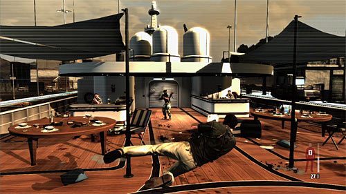 W tym obszarze nie możesz już niestety polegać na taktyce kucania i powolnego eliminowania wrogów, tak więc tuż po skorzystaniu ze schodów radzę zdecydować się na dobrze wymierzony rzut w trybie spowolnienia czasu - Dotarcie do mostka kapitańskiego jachtu | Rozdział XI | Solucja Max Payne 3 - Max Payne 3 - poradnik do gry