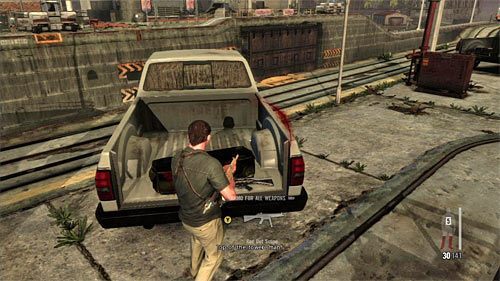 Jeżeli nie posiadasz dobrej broni dystansowej, to rozważ szybkie podbiegnięcie do zaparkowanego na lewo pick-upa, gdyż będziesz mógł podnieść pistolet maszynowy MPK z celownikiem laserowym - Dotarcie do wieżyczki w porcie | Rozdział XI | Solucja Max Payne 3 - Max Payne 3 - poradnik do gry