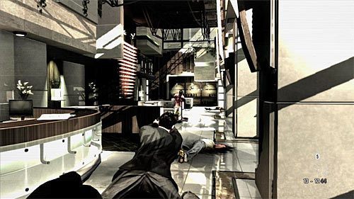 Po dotarciu windą na nowe piętro skręć w lewo i rozpraw się z pierwszym przeciwnikiem - Eksploracja niższego piętra budynku | Rozdział I | Solucja Max Payne 3 - Max Payne 3 - poradnik do gry