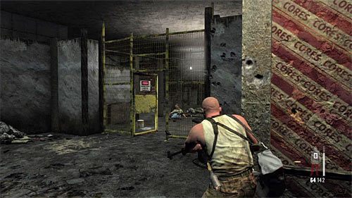 Teoretycznie mógłbyś prowadzić agresywną wymianę ognia i wykonywać liczne rzuty, ale w mojej ocenie lepszym rozwiązaniem jest wycofanie się po zauważeniu przeciwników na poprzedni balkonik - Podłożenie ładunków C4 na górnym piętrze | Rozdział XII | Solucja Max Payne 3 - Max Payne 3 - poradnik do gry