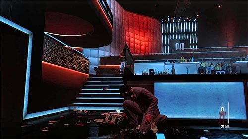 Tuż po wylądowaniu na niższym poziomie pozbieraj się z ziemi i schowaj się za najbliższą zasłoną, którą będzie zapewne długi stół barowy - Bitwa w głównej sali klubu | Rozdział II | Solucja Max Payne 3 - Max Payne 3 - poradnik do gry