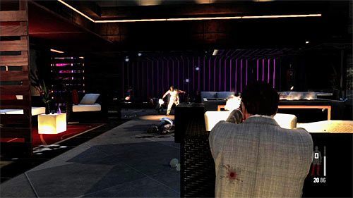 Po znalezieniu się w nowej lokacji proponuję rozpocząć od wykonania rzutu do przodu, a następnie schować się za sofą lub inną dobrą zasłoną i stamtąd kontynuować prowadzenie ostrzału - Eksploracja pierwszej części klubu nocnego | Rozdział II | Solucja Max Payne 3 - Max Payne 3 - poradnik do gry