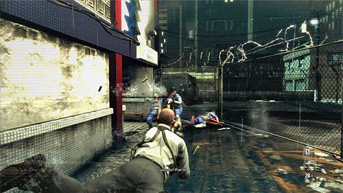 Ponownie wyjdź z budynku i zaatakuj z zaskoczenia policjantów, którzy kopią po lewej stronie bezbronnych więźniów - Dotarcie do nowego wejścia do budynku | Rozdział XIII | Solucja Max Payne 3 - Max Payne 3 - poradnik do gry