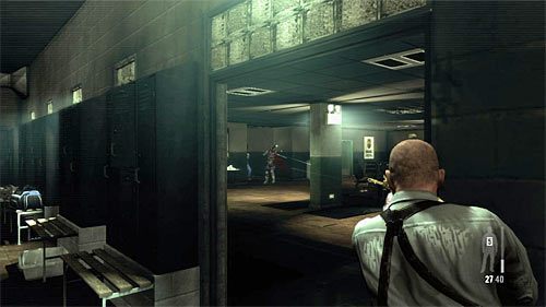 Odszukaj w szatni środki przeciwbólowe i ostrożnie zbliż się do wyjścia z niej - Podróż do pomieszczenia ochrony | Rozdział XIII | Solucja Max Payne 3 - Max Payne 3 - poradnik do gry