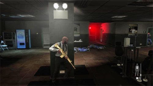 Postaraj się utorować sobie drogę do pokazanego na powyższym screenie słupa, bo stanowi on dobrą zasłonę, oferując możliwość dokładnego śledzenia wszystkich przeciwników przebywających w okolicy - Podróż do pomieszczenia ochrony | Rozdział XIII | Solucja Max Payne 3 - Max Payne 3 - poradnik do gry