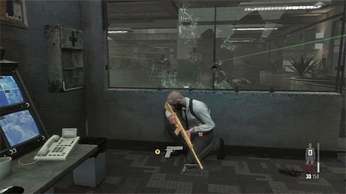 Proponuję pozostać wewnątrz pomieszczenia ochrony, zaczekać aż przeciwnicy się nieco zbliżą i następnie zaatakować ich z zaskoczenia - Przywołanie windy | Rozdział XIII | Solucja Max Payne 3 - Max Payne 3 - poradnik do gry