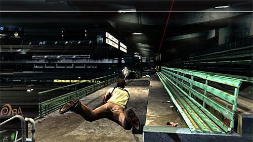 Pierwszej grupy przeciwników najlepiej jest pozbyć się wykonując rzut do przodu w trybie spowolnienia czasu połączony z oddaniem serii celnych strzałów - Przeprawa przez pierwszą część trybun | Rozdział III | Solucja Max Payne 3 - Max Payne 3 - poradnik do gry