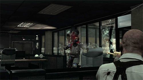 Na sam koniec czeka Cię pojedynek z policjantem wyposażonym w karabin LMG - Bitwa w dużym pomieszczeniu biurowym | Rozdział XIII | Solucja Max Payne 3 - Max Payne 3 - poradnik do gry