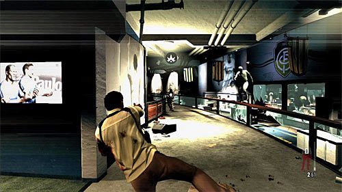 W dalszej części bitwy możesz w dalszym ciągu polegać na zasłonach lub decydować się na rzuty w trybie spowolnienia czasu - Przeprawa przez salę trofeów | Rozdział III | Solucja Max Payne 3 - Max Payne 3 - poradnik do gry