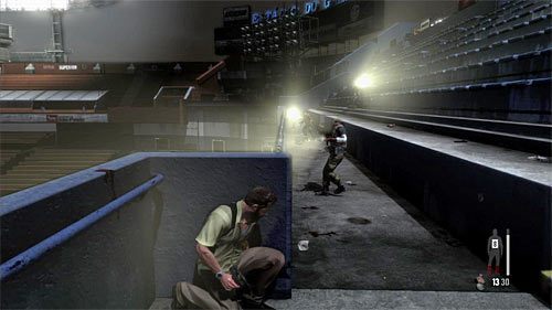 Gdy tylko wylądujesz ustaw się przy pokazanej na powyższym screenie zasłonie i zajmij się eliminacją pozostałych przeciwników - Przeprawa przez drugą część trybun | Rozdział III | Solucja Max Payne 3 - Max Payne 3 - poradnik do gry