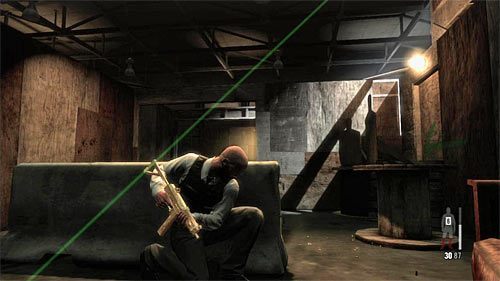 Zejdź po schodach i skręć w lewo, zatrzymując się za pokazanym na powyższym screenie niewielkim murkiem - Przeprawa przez pomieszczenia treningowe i strzelnicę | Rozdział XIII - Max Payne 3 - poradnik do gry