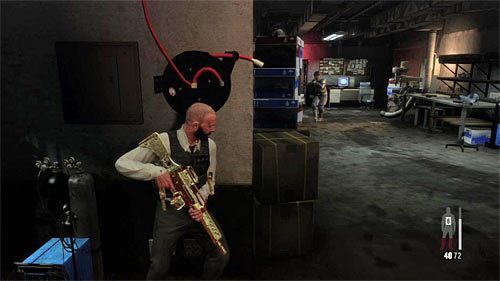 Przejdź teraz przez kilka wąskich korytarzy, zabijając po drodze pojedynczego przeciwnika i odnajdując dwa opakowania środków przeciwbólowych - Przeprawa przez pomieszczenia treningowe i strzelnicę | Rozdział XIII - Max Payne 3 - poradnik do gry