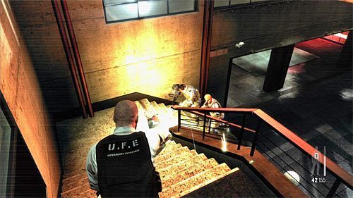 Tuż po odzyskaniu kontroli nad Maxem wykonaj rzut w trybie spowolnienia czasu, celując w stronę schodów i starając się w locie wyeliminować wszystkich przebywających w pobliżu policjantów - Bitwa z bossem | Rozdział XIII | Solucja Max Payne 3 - Max Payne 3 - poradnik do gry