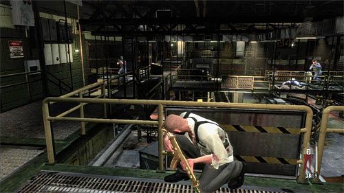 Po dotarciu na górę BŁYSKAWICZNIE skręć w lewo i schowaj się za pokazaną na powyższym screenie balustradą - Bitwa w pomieszczeniu z platformami do transportu bagażu | Rozdział XIV - Max Payne 3 - poradnik do gry