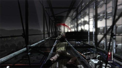 Także i w nowym miejscu warto wspomóc się spowolnieniem czasu, przy czym musisz się jeszcze bardziej pilnować, bo tutejsza kładka nie ma żadnych balustrad - Pozbycie się wrogiego snajpera | Rozdział III | Solucja Max Payne 3 - Max Payne 3 - poradnik do gry