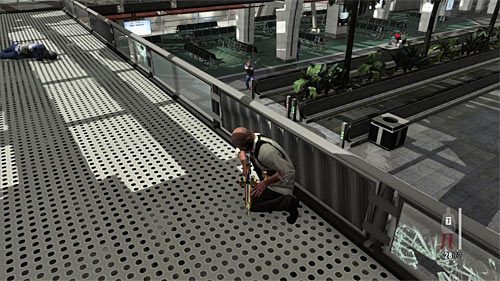 Za wybraniem górnych balkoników przemawia przede wszystkim to, że będziesz dysponował o wiele lepszym polem widzenia na cały terminal - Przeprawa przez terminal | Rozdział XIV | Solucja Max Payne 3 - Max Payne 3 - poradnik do gry