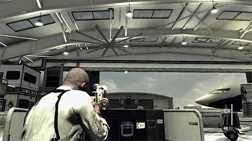 Finałową bitwę rozpocznij od zniszczenia wystrzelonego przez Beckera granatu, pomagając sobie oczywiście spowolnieniem czasu - Bitwa z Beckerem | Rozdział XIV | Solucja Max Payne 3 - Max Payne 3 - poradnik do gry