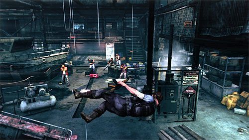 Już po tym jak odzyskasz kontrolę nad Maxem dobrze byłoby zaatakować co najmniej jednego bandytę, bo prędzej czy później i tak zostaniesz zauważony - Bitwa w magazynie | Rozdział V | Solucja Max Payne 3 - Max Payne 3 - poradnik do gry