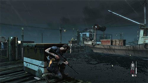 Skręć w lewo, schowaj się za pokazaną na powyższym screenie zasłoną i zaczekaj na przybycie pierwszego przeciwnika, którego najlepiej jest zlikwidować z dystansu - Przeprawa przez doki | Rozdział V | Solucja Max Payne 3 - Max Payne 3 - poradnik do gry