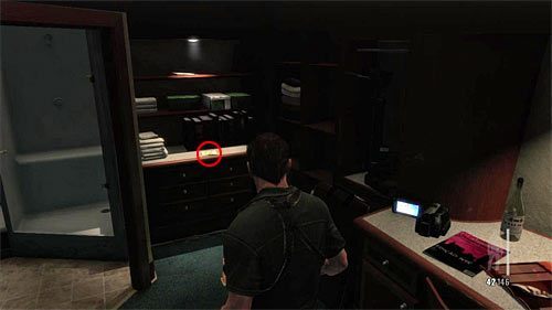 SEKRET 2 [Ślad 2/8 - Notatka na temat Maxa]: Sekret odnajdziesz w kajucie Marcela, niedaleko miejsca rozpoczęcia rozdziału - Ślady i złote bronie - Rozdział XI | Sekrety w Max Payne 3 - Max Payne 3 - poradnik do gry