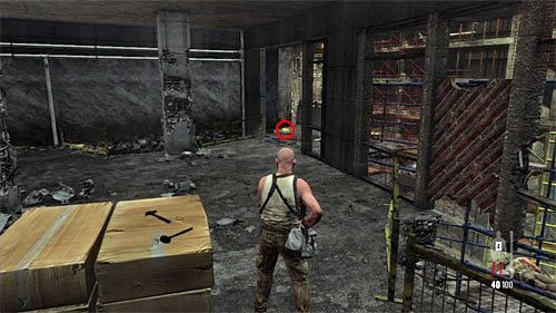 SEKRET 12 [Złota broń - Wyrzutnia RPG 3/3]: Sekret odnajdziesz na zewnętrznym balkoniku w górnym obszarze, w którym nakłada się ładunki C4 na czerwone słupy - Ślady i złote bronie - Rozdział XII | Sekrety w Max Payne 3 - Max Payne 3 - poradnik do gry