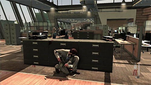 W dalszej części omawianej bitwy możesz decydować się na wykonywanie dużej ilości rzutów czy na przykład powrócić do miejsca startu (powyższy screen) i schować się za jedną z lepszych (tzn - Bitwy w drugim pomieszczeniu biurowym | Rozdział VI | Solucja Max Payne 3 - Max Payne 3 - poradnik do gry