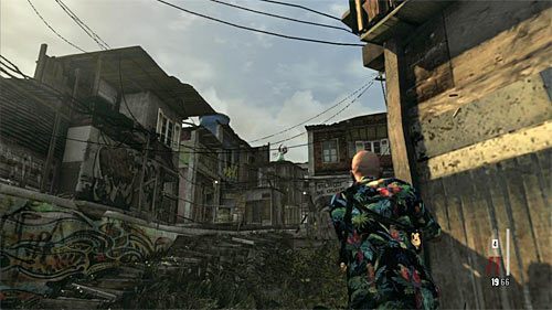 Ruszaj dalej, przy czym przygotuj się do sprawnego wyeliminowania dwóch bandytów, którzy rozstawią się na górnych półkach przed Tobą - Przeprawa przez pierwszą część slumsów | Rozdział VII | Solucja Max Payne 3 - Max Payne 3 - poradnik do gry