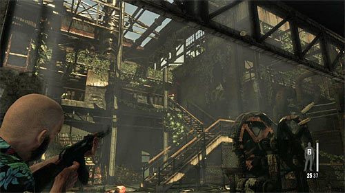 Bardzo ostrożnie zacznij przemieszczać się w stronę widocznych w oddali nowych schodów - Bitwy w magazynie | Rozdział VII | Solucja Max Payne 3 - Max Payne 3 - poradnik do gry