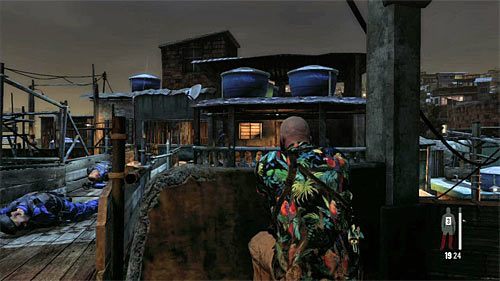 Po zlikwidowaniu przeciwników z mostku zajmij się ostrzeliwaniem pozostałych wrogów, okupujących balkonik oraz wnętrze widocznego w oddali budynku - Przeprawa przez trzecią część slumsów | Rozdział IX | Solucja Max Payne 3 - Max Payne 3 - poradnik do gry