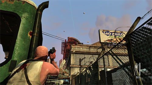 Tuż po zakończeniu scenki przerywnikowej podbiegnij trochę do przodu i postaraj się jak najszybciej wyeliminować stojących na dachu prawego budynku dwóch snajperów - Ucieczka ze złomowiska | Rozdział X | Solucja Max Payne 3 - Max Payne 3 - poradnik do gry