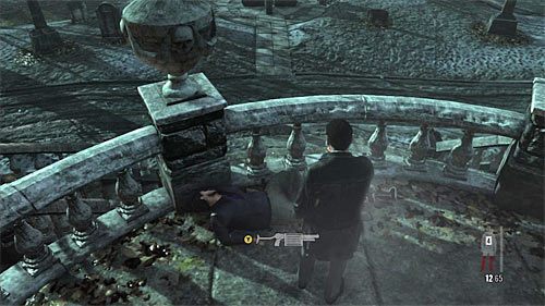 Po znalezieniu się na górze postaraj się błyskawicznie rozprawić z bandytami, którzy mogą się tu jeszcze czaić - Przeprawa przez niewielką część cmentarza | Rozdział VIII | Solucja Max Payne 3 - Max Payne 3 - poradnik do gry