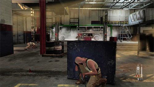 Po dotarciu do nowego obszaru magazynu przystąp do ostrzeliwania przebywających w okolicy wrogów - Przeprawa przez drugi magazyn | Rozdział X | Solucja Max Payne 3 - Max Payne 3 - poradnik do gry