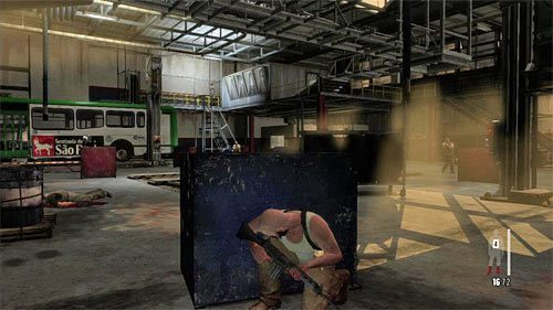 Uważaj na nowych przeciwników, którzy w dalszej części bitwy pojawią się po Twojej prawej stronie - Przeprawa przez drugi magazyn | Rozdział X | Solucja Max Payne 3 - Max Payne 3 - poradnik do gry