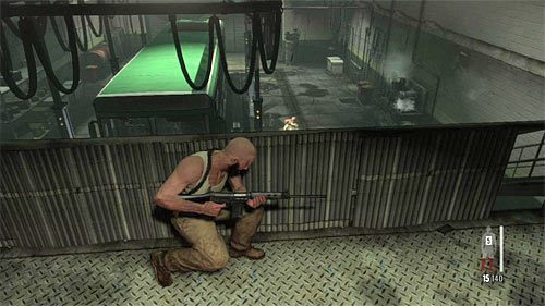 Ustaw się przy balustradzie i zaatakuj z zaskoczenia widocznych na dole wrogów - Przeprawa przez trzeci magazyn | Rozdział X | Solucja Max Payne 3 - Max Payne 3 - poradnik do gry