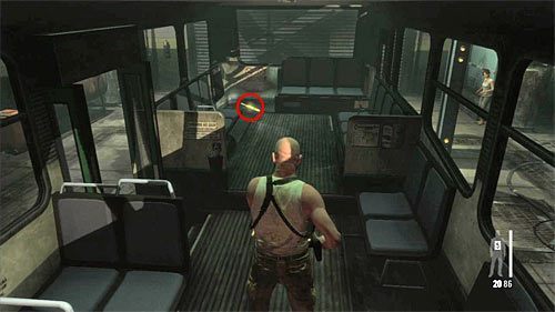 Po zakończonych walkach obejrzyj nową cut-scenkę i zejdź na dół - Przeprawa przez trzeci magazyn | Rozdział X | Solucja Max Payne 3 - Max Payne 3 - poradnik do gry