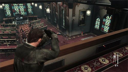 Przystąp teraz do atakowania pojawiających się na dole kolejnych gangsterów, w pierwszej kolejności zabijając te osoby, które są najbliżej mównicy gdzie chowa się Raul - Finałowe bitwy w kaplicy | Rozdział VIII | Solucja Max Payne 3 - Max Payne 3 - poradnik do gry