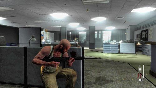 Ja polecam od razu po skorzystaniu ze schodów dwukrotnie skręcić w lewo i schować się za pokazanymi na powyższym screenie meblami - Eksploracja pomieszczeń biurowych | Rozdział X | Solucja Max Payne 3 - Max Payne 3 - poradnik do gry