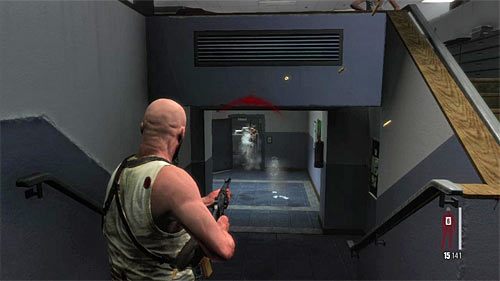 Możesz już udać się w stronę schodów, przy których powinna zatrzymać się Giovanna - Eksploracja pomieszczeń biurowych | Rozdział X | Solucja Max Payne 3 - Max Payne 3 - poradnik do gry