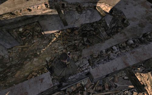 W jednych z ruin mijanych na początku [#1] - musisz przeskoczyć przez murek, sztabka znajduje się na podłodze - Misja 7 | Butelki i Sztaby złota w Sniper Elite V2 - Sniper Elite V2 - poradnik do gry