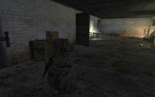 Na zabiciu wroga przy samolocie znajdziesz schody prowadzące do piwnicy [#4], sztabka znajduje się za skrzyniami - Misja 7 | Butelki i Sztaby złota w Sniper Elite V2 - Sniper Elite V2 - poradnik do gry