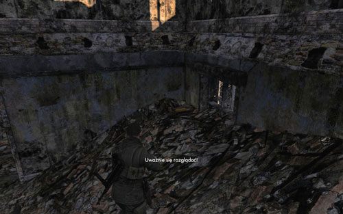 Po dotarciu do drugiego skrzyżowania skręć w lewo i udaj się na sam koniec - sztabka znajduje się w ostatnim po lewej budynku przed zakrętem [#5] - Misja 7 | Butelki i Sztaby złota w Sniper Elite V2 - Sniper Elite V2 - poradnik do gry