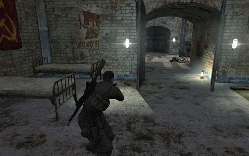 Wewnątrz pomieszczenia sypialnego wewnątrz stanowiska dowodzenia, tuż za drzwiami [#10] - Misja 7 | Butelki i Sztaby złota w Sniper Elite V2 - Sniper Elite V2 - poradnik do gry