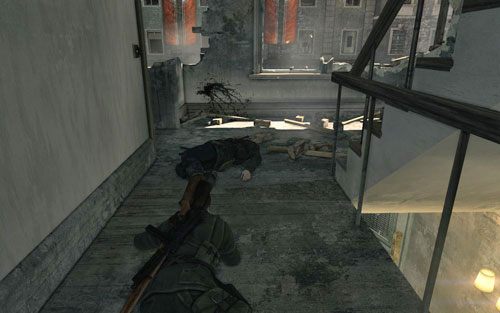 Jeśli postanowiłeś zastrzelić wszystkich, kilku żołnierzy czai się w oknach w budynku po drugiej stronie - Prolog | Opis przejścia Sniper Elite V2 - Sniper Elite V2 - poradnik do gry