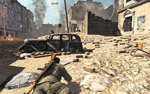 Jeśli jednak chcesz spróbować zabić przynajmniej kilku żołnierzy po cichu, opuść budynek i podczołgaj się do jednego z pojazdów [#3] - Misja 1 - Konwój Schoneberga (1) | Opis przejścia Sniper Elite V2 - Sniper Elite V2 - poradnik do gry