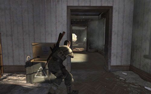 Po wejściu do środka warto zaopatrzyć się w amunicję, którą to znajdziesz w skrzyni - Misja 1 - Konwój Schoneberga (1) | Opis przejścia Sniper Elite V2 - Sniper Elite V2 - poradnik do gry