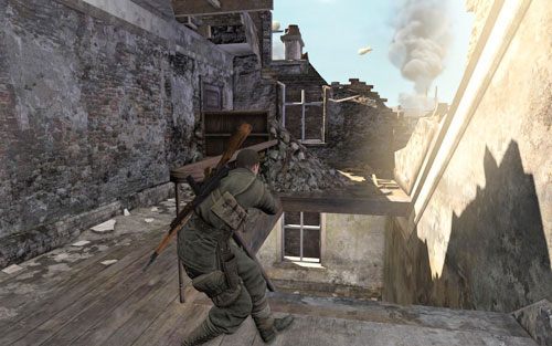 Kieruj się wyżej - gdy wejdziesz po kolejnych schodach natrafisz na skrzynkę z amunicją - Misja 1 - Konwój Schoneberga (2) | Opis przejścia Sniper Elite V2 - Sniper Elite V2 - poradnik do gry